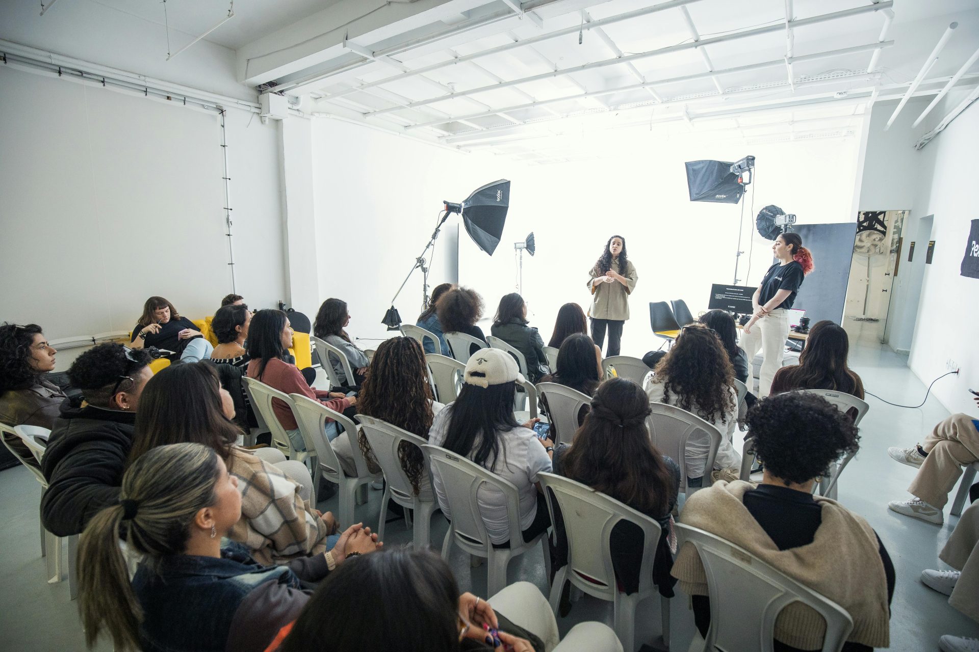 Atelier de groupe captivant dans un studio photo lumineux avec des participants de tous horizons.
